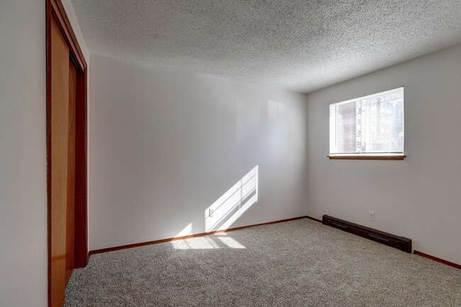 Building Photo - Lake Apartments
