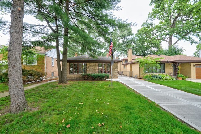 Foto del edificio - 8536 River Grove Ave