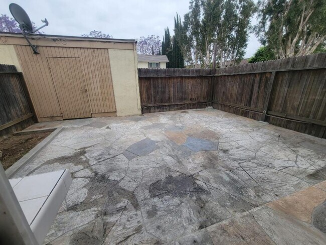 Building Photo - Large 4 bedroom 2 bath end unit townhome i...