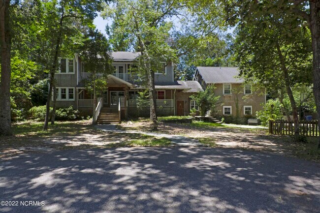 Building Photo - 804 Seven Oak Dr