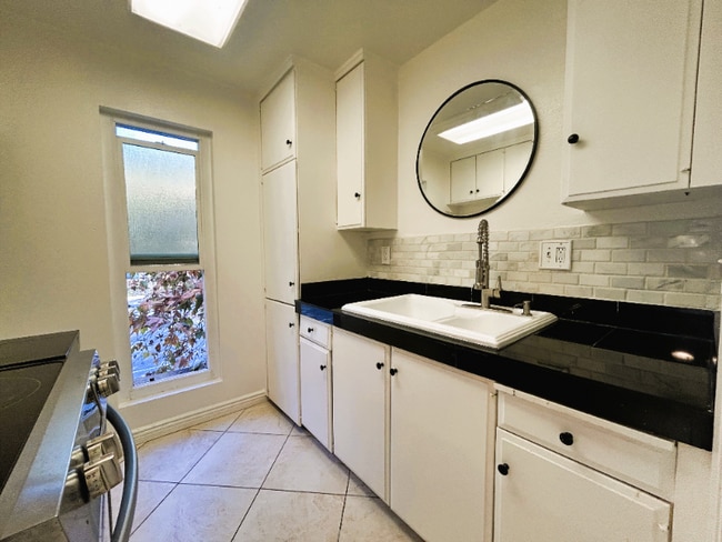 Photo - 1040 W MacArthur Blvd Apartment