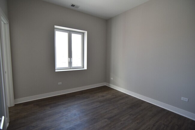 Foto del edificio - 927 W Irving Park Rd