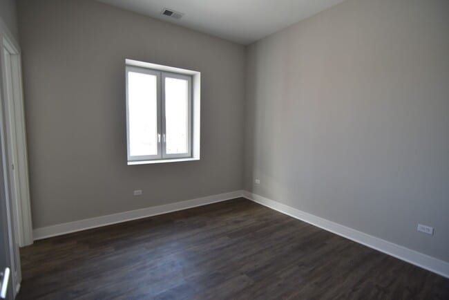 Building Photo - 927 W Irving Park Rd