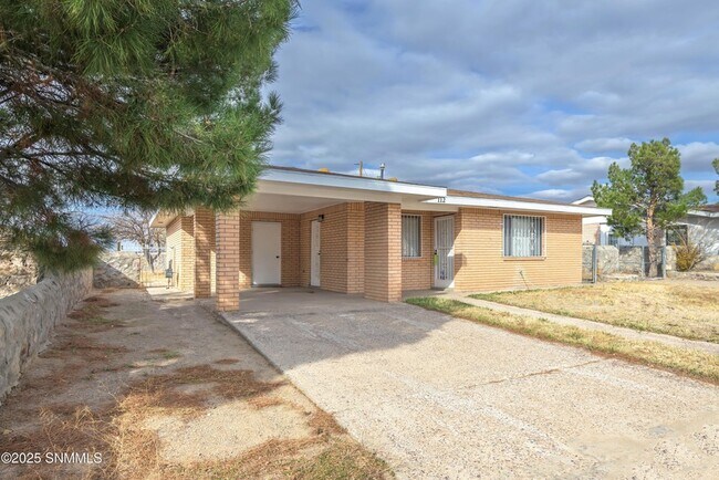 Foto del edificio - 112 Romero Dr