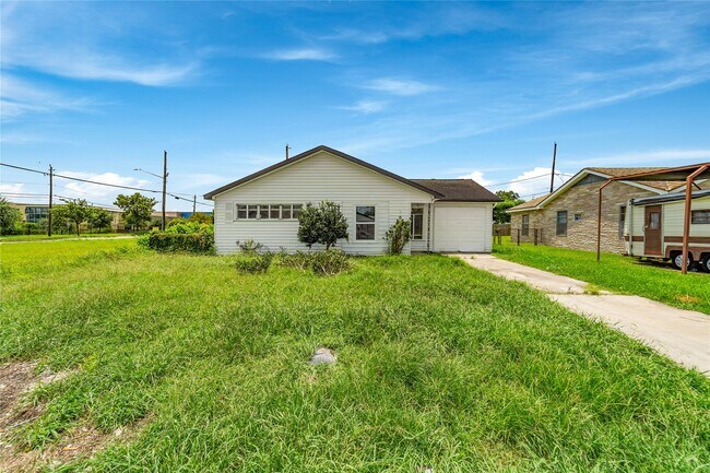 Building Photo - 209 Hyta St