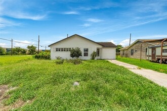Building Photo - 209 Hyta St