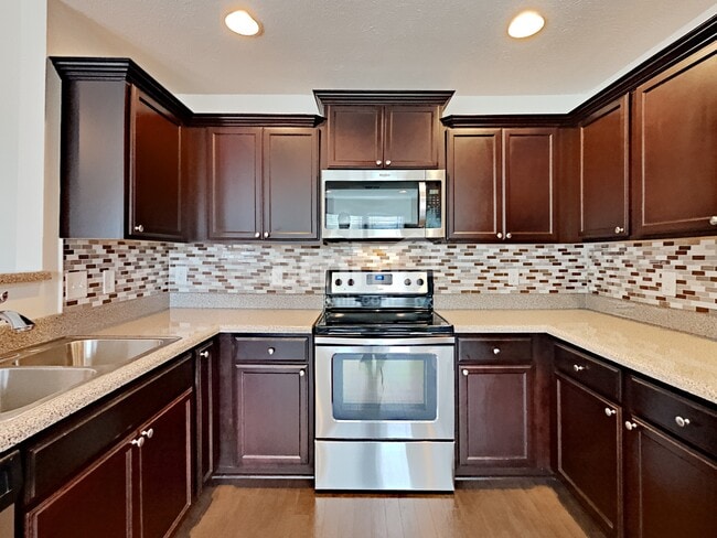 Building Photo - 123 Farmbrook Ct