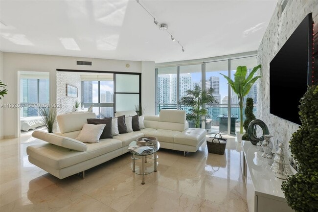 Foto del edificio - 350 S Miami Ave