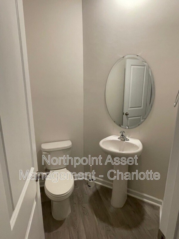 Foto del edificio - 8117 Murray Br Dr