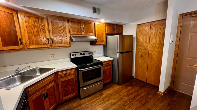 Building Photo - 884 N Prairie Ave