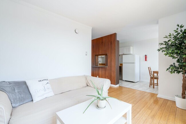 Foto del edificio - Sunny 2 BR at Claridge House Coop