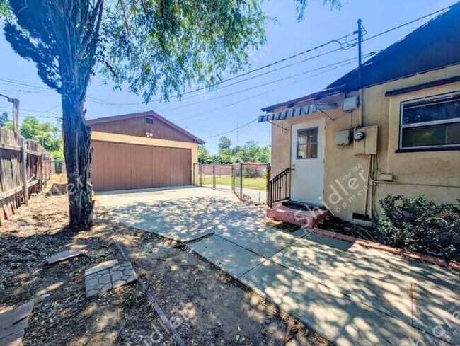 Foto del edificio - 2 Bedroom 1 Bath and 2 Massive Yard in North San Bernardino