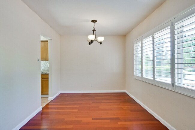 Foto del edificio - Large single family 4 Bed, 2 1/2 Bath Home...