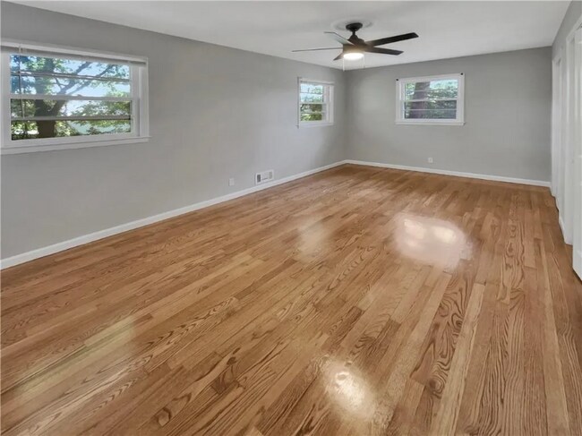 Building Photo - 2559 Clifton Springs Manor