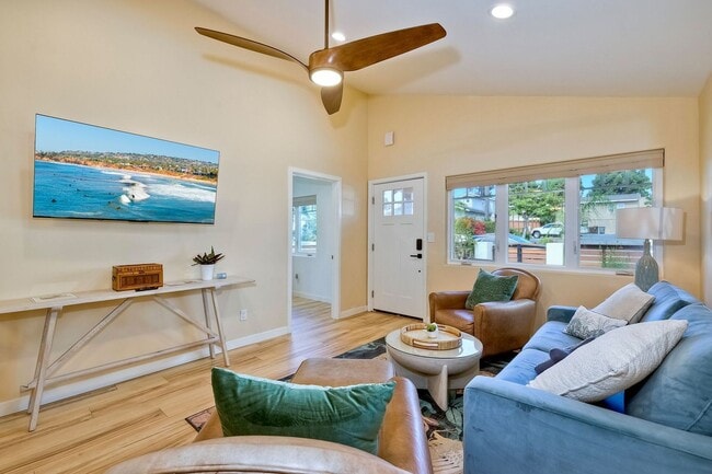 Building Photo - 409 N Ditmar St