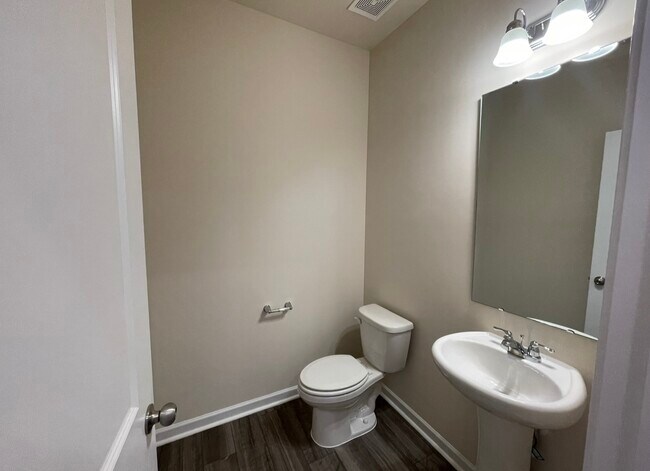 Foto del edificio - 228 Ribbon Rail St