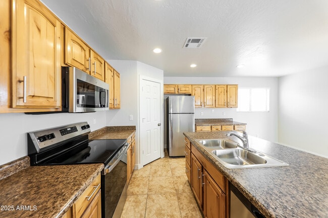 Building Photo - 5607 S 16th Dr