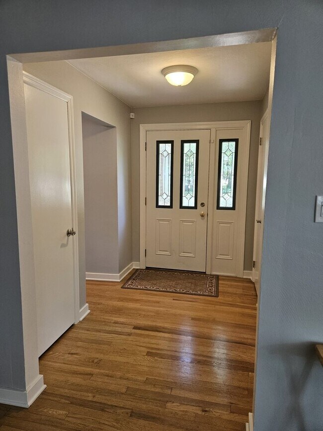 Foto del edificio - 3 Bedroom  Available June 8th  2026