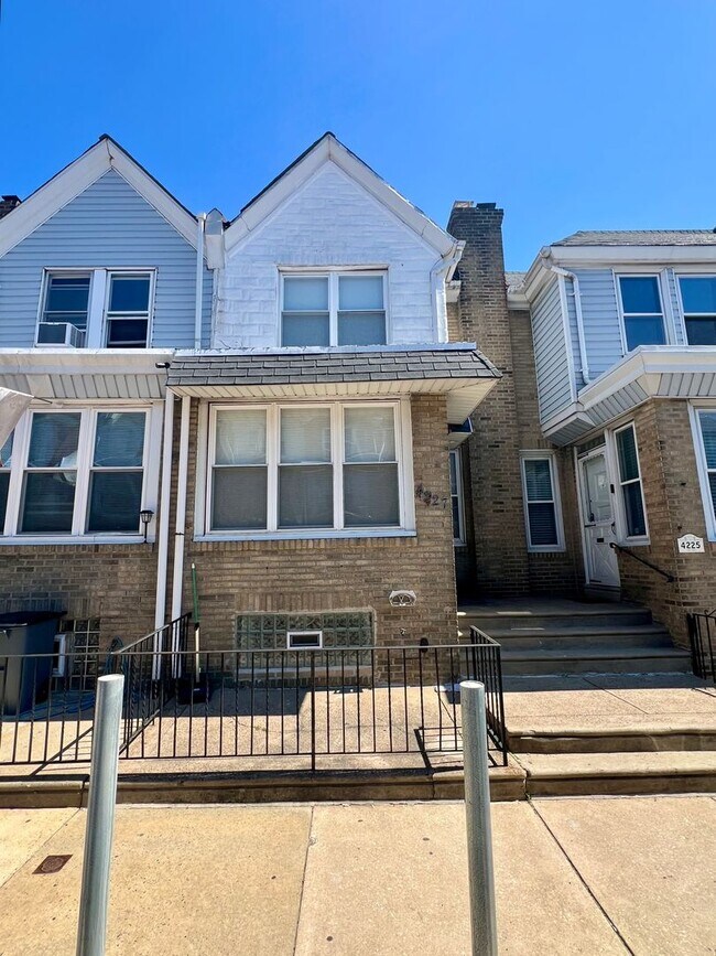 Foto del edificio - Gorgeous 3-Bedroom Townhome in Juniata! Available NOW!