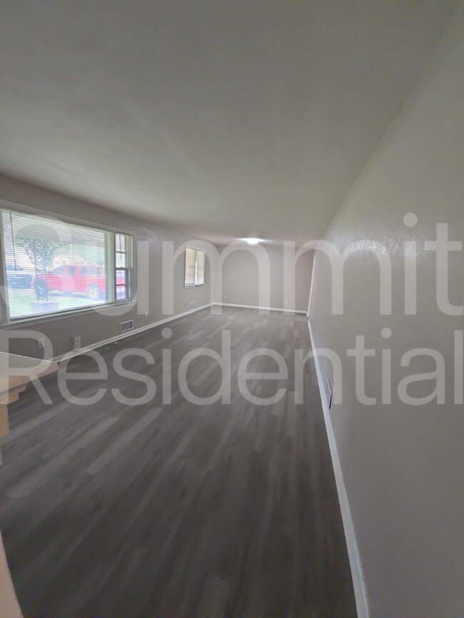 Foto del edificio - 5353 Blue Ridge Blvd