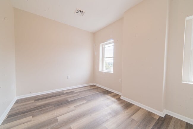 Building Photo - 1-Bedroom Apartment with Open Kitchen and ...