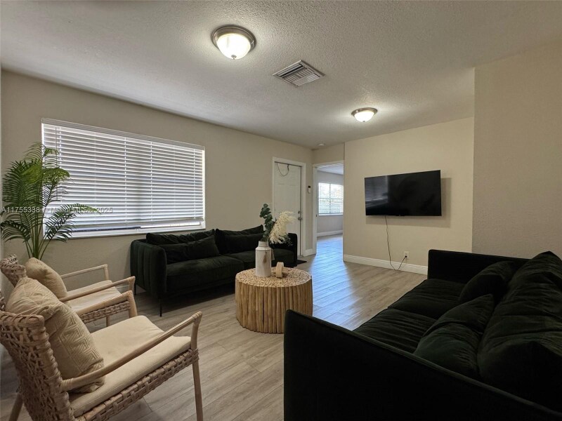Foto principal - 228 NW 12th St