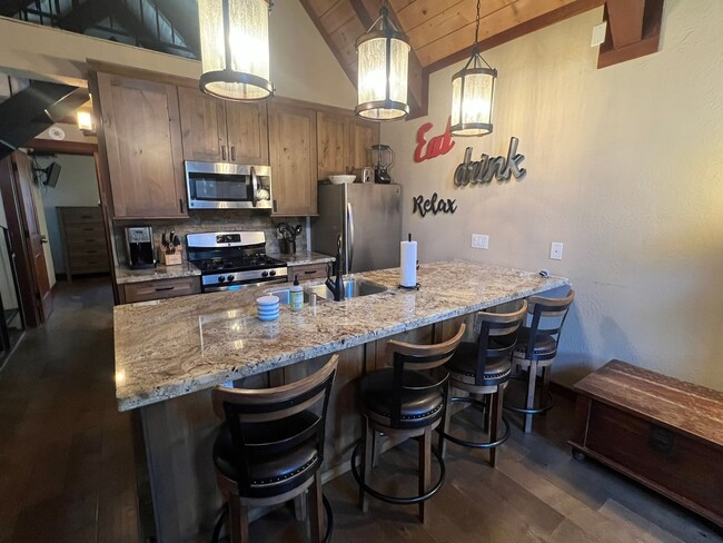 Foto del edificio - Nicely Remodeled Fully Furnished Condo