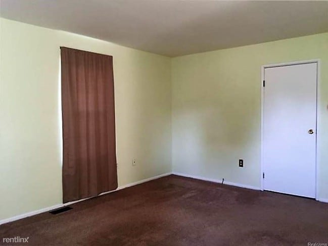 Building Photo - 39738 Village Wood Cir