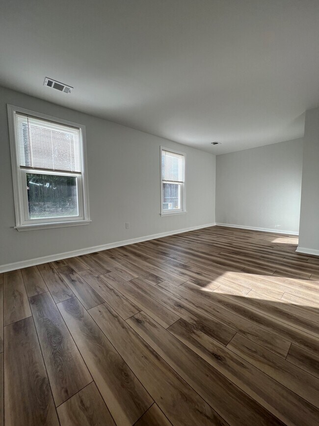 Foto del edificio - 132 Oakmont Rd