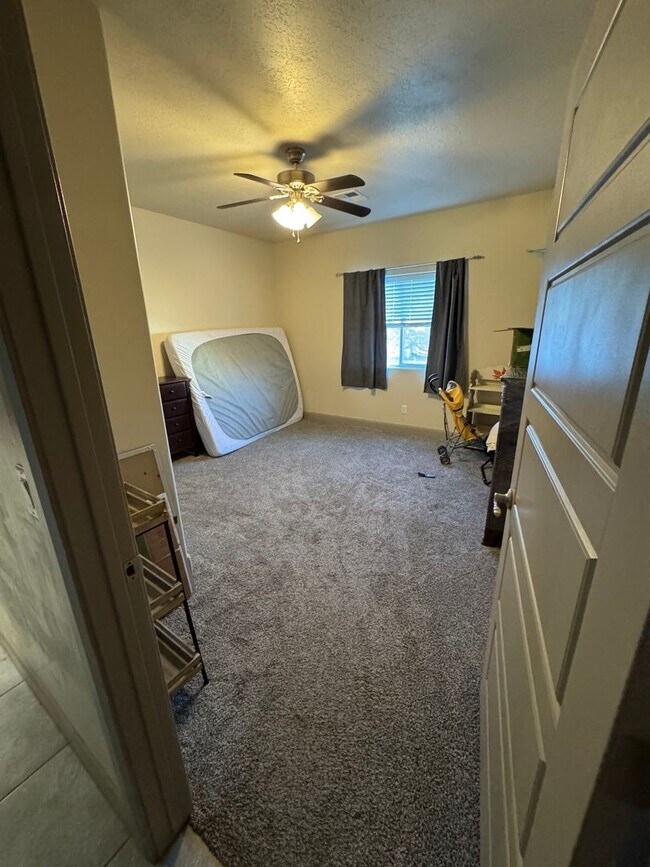 Foto del edificio - 6 Bed/4 Bath Home with Walkout Basement and Extra Storage! Fully Fenced!