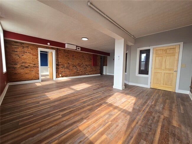 Building Photo - 27 E Main St