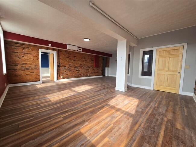 Foto del edificio - 27 E Main St