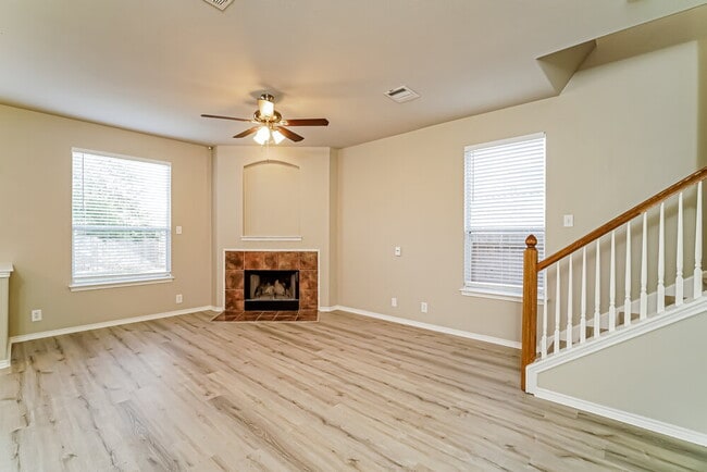 Foto del edificio - 552 Foxford Run Dr