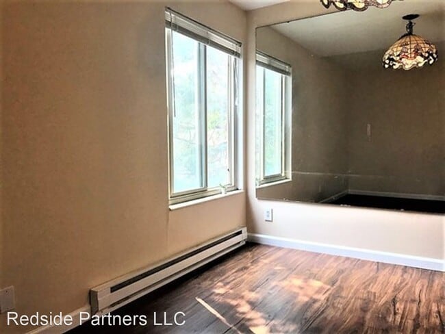 Building Photo - 1 br, 1 bath Apartment - 4225 11th Ave NE