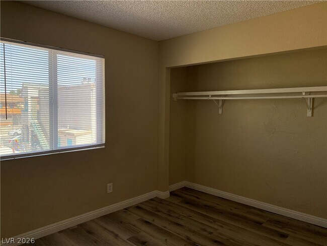 Foto del edificio - 6966 Issac Ave