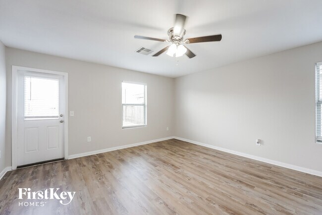 Foto del edificio - 9923 Sanders Rose Lane
