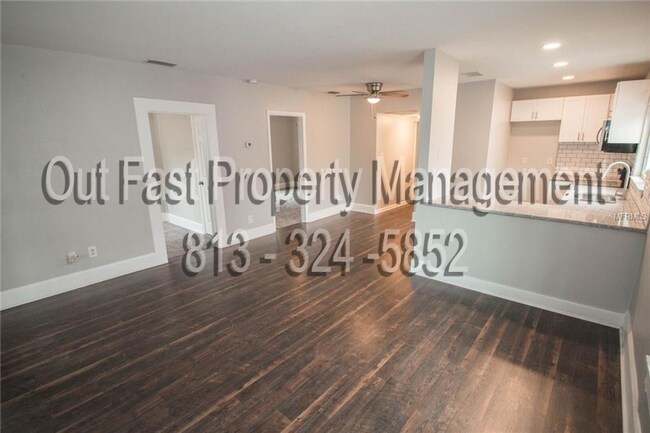 Foto del edificio - 226 SW Lincoln Cir N, St Petersburg Fl 33703