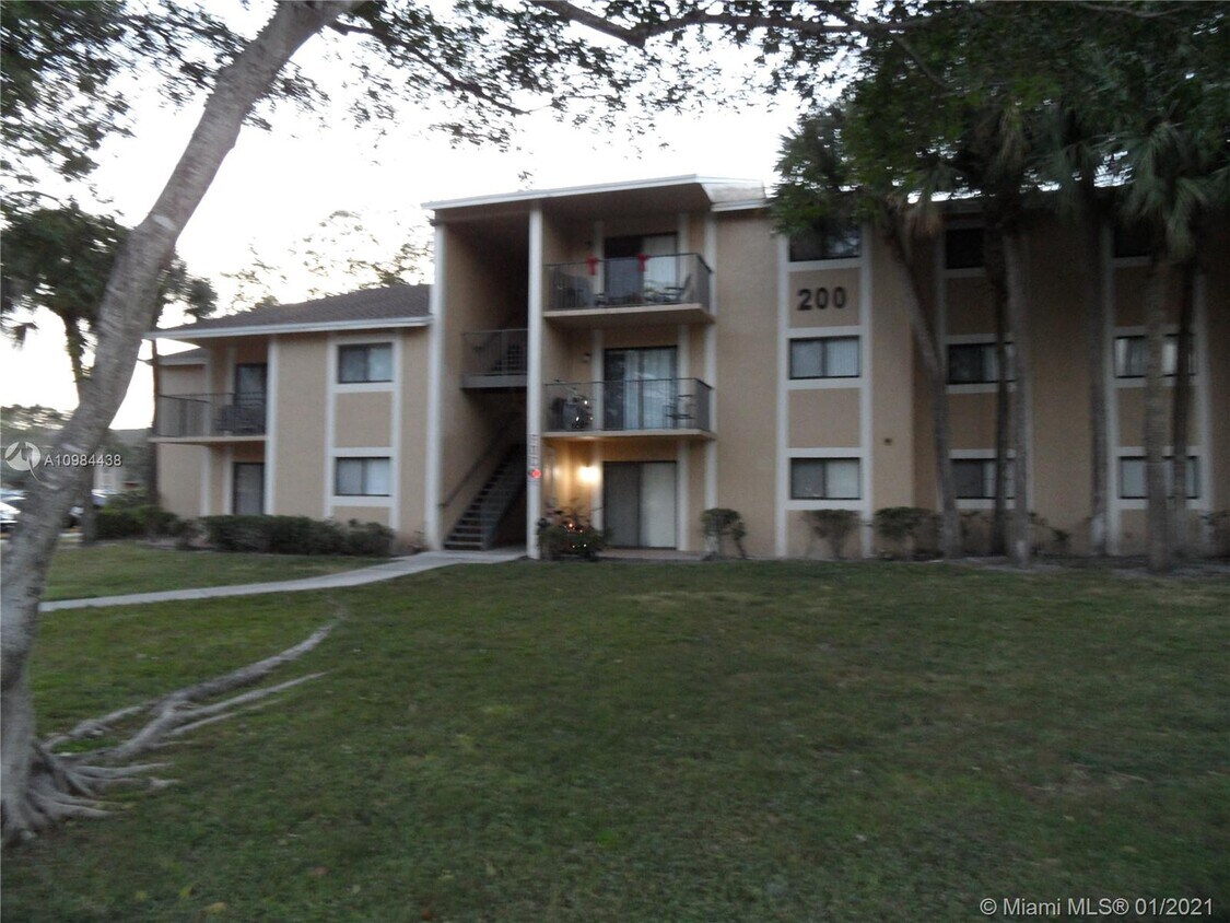 200 Palm Cir W Unit 104, Pembroke Pines, FL 33025 Condo for Rent in