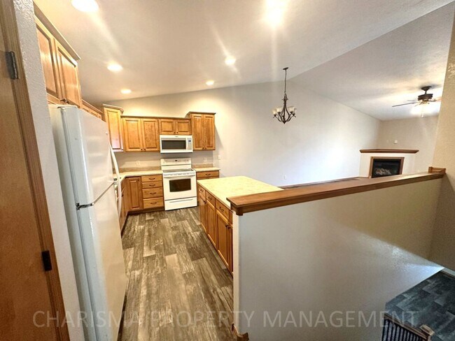 Foto del edificio - 4 BEDROOM, 2 BATH TOWN HOME, PET FRIENDLY, AMENITY FILLED, DOUBLE ATTACHED GARAGE!