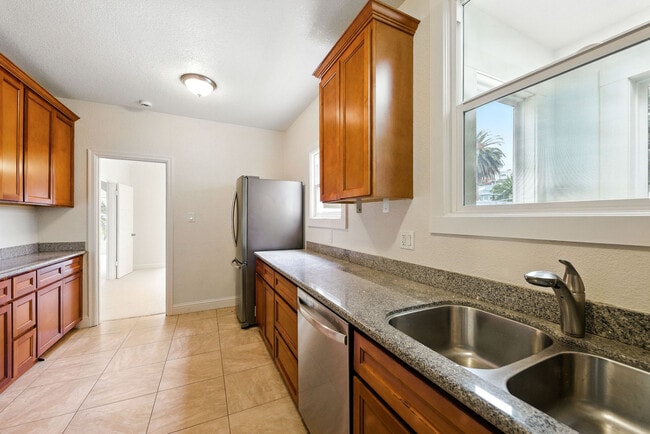 Building Photo - 1722 Quesada Ave
