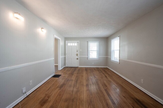 Building Photo - 4637 Rosslyn Ave