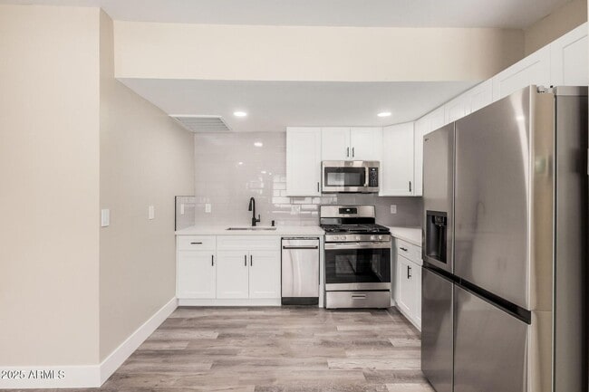 Foto del edificio - 3331 N 66th Pl