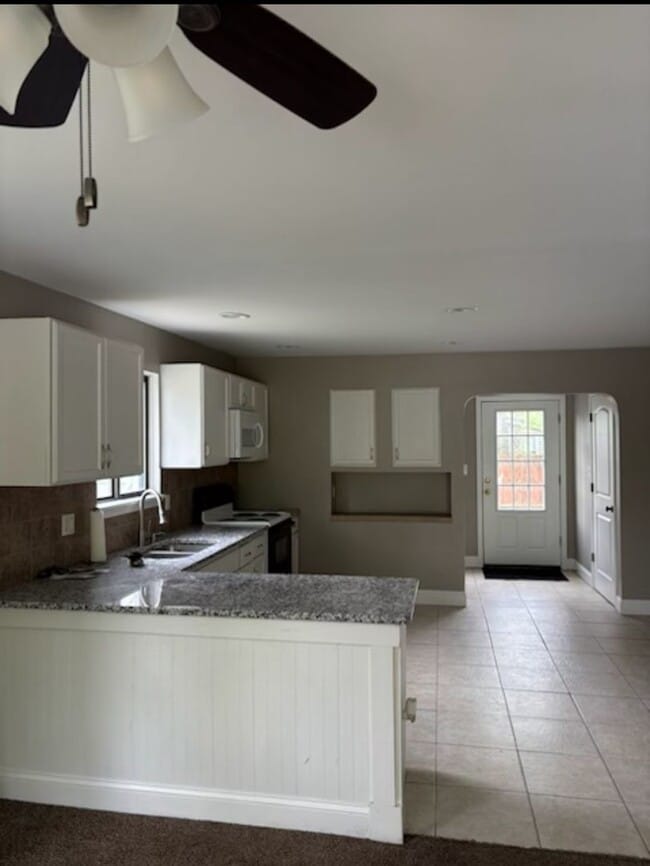 Building Photo - FRESHLY PAINTED, UPDATED BEAUTIFUL 3 BEDROOM/2 BATH HOUSE