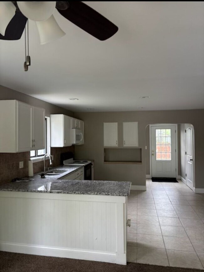Foto del edificio - FRESHLY PAINTED, UPDATED BEAUTIFUL 3 BEDROOM/2 BATH HOUSE