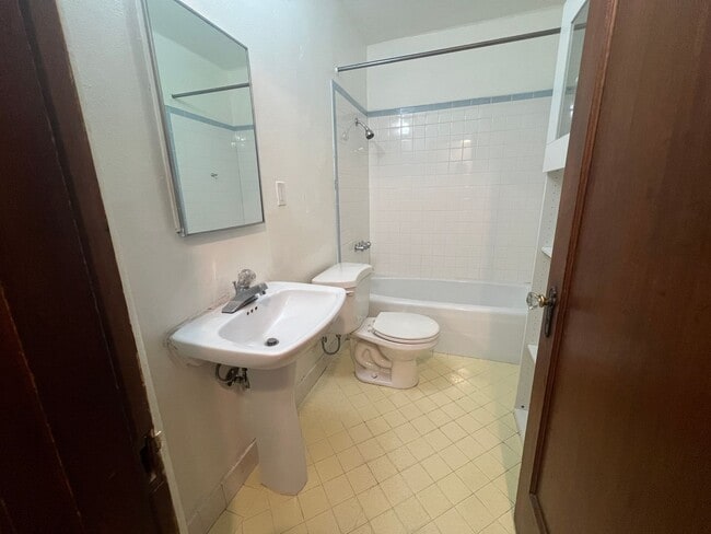 Building Photo - Charming Capitol Hill Vintage Condo with O...