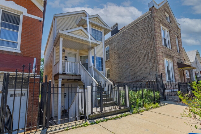 Building Photo - 2127 W 18th Pl