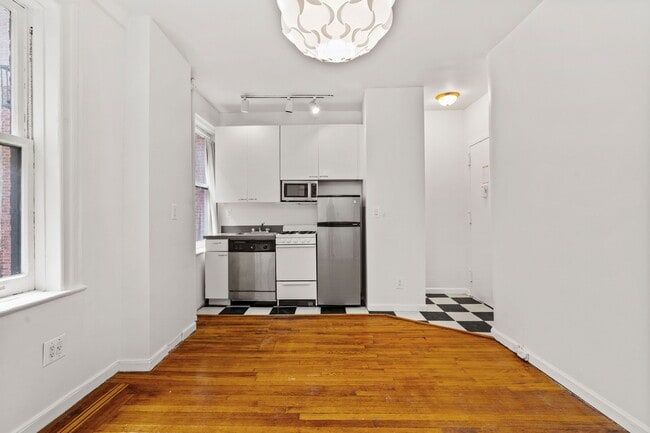 Building Photo - 140 W 71st St