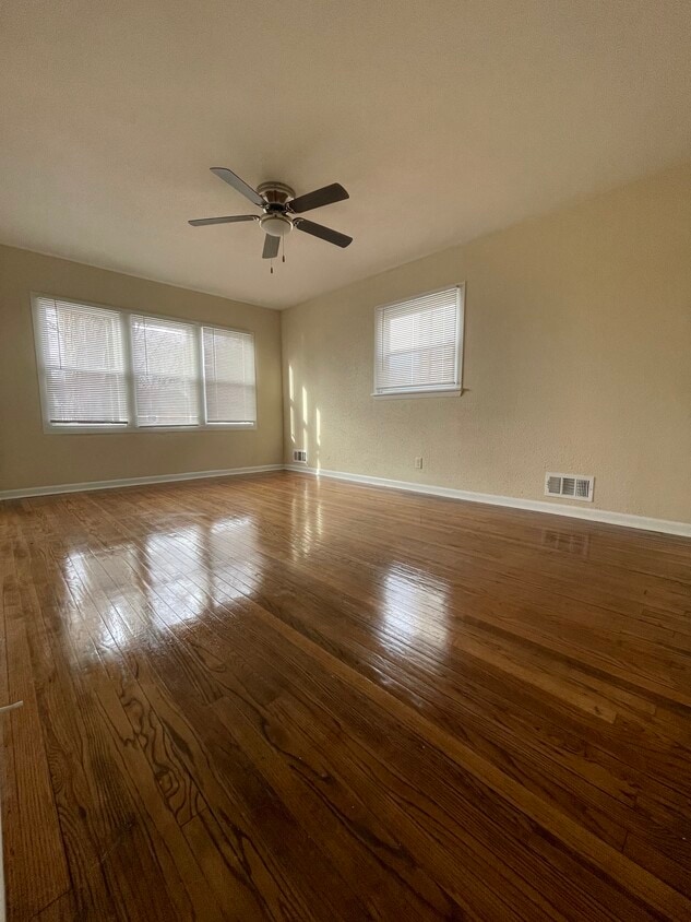 Primary Photo - 4600 W Eggert Pl