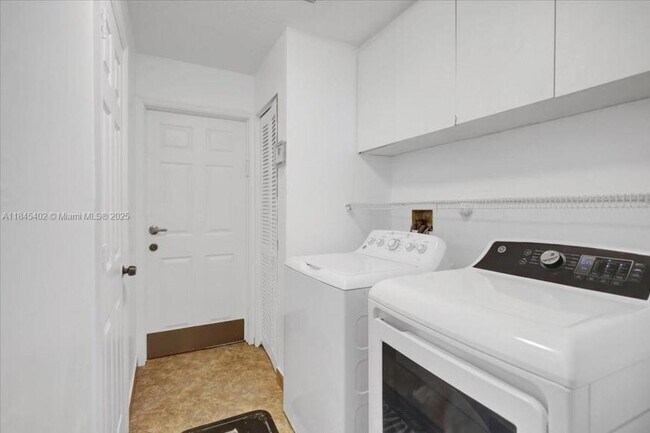 Foto del edificio - 4 bedroom in Hollywood FL 33021