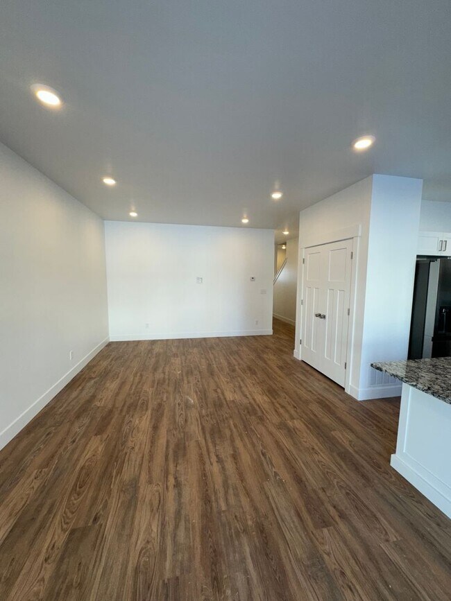 Building Photo - Brand New & Modern 2-Story Town Home for R...